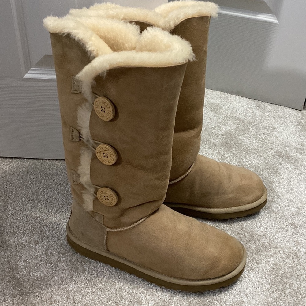 Ugg Bailey Button (Triplet, Tall)